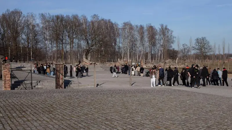 Gli studenti ad Auschwitz © www.giornaledibrescia.it