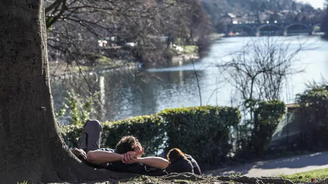 Caldo primaverile a Torino il 10 gennaio 2023, quando il termometro tocca i 14 gradi. Persone a passeggio al Parco del Valentino ANSA/JESSICA PASQUALON