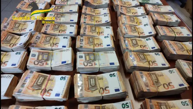 Maxi sequestro da 141 milioni di euro tra beni mobili e immobili eseguito dalla Guardia di Finanza di Brescia nei confronti di Lanfranco Cirillo, imprenditore, 63 anni, conosciuto come 'l'architetto di Vladimir Putin' e di altri 44 oligarchi. E' accusato di reati fiscali e tributari. Tra i beni sequestrati ci sono abitazioni di lusso, conti correnti, denaro contante, gioielli, opere di arte moderna e contemporanea di autori famosi e persino un elicottero, 03 agosto 2022. ANSA / Guardia di Finanza di Brescia +++ ANSA PROVIDES ACCESS TO THIS HANDOUT PHOTO TO BE USED SOLELY TO ILLUSTRATE NEWS REPORTING OR COMMENTARY ON THE FACTS OR EVENTS DEPICTED IN THIS IMAGE; NO ARCHIVING; NO LICENSING +++