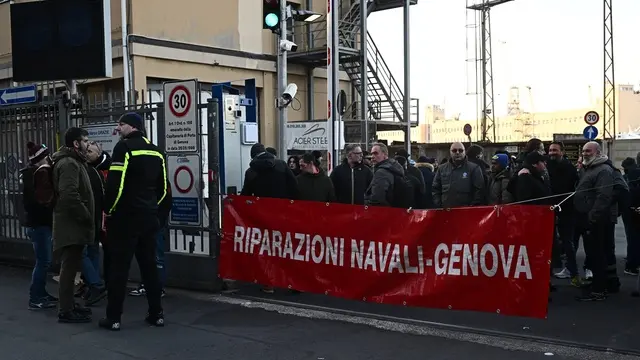 Sciopero e presidio degli operai metalmeccanici delle riparazioni navali, dopo la morte nell'ente Bacini di un operaio schiacciato durante le riparazione di una nave. Genova, 06 febbraio 2025. ANSA/LUCA ZENNARO