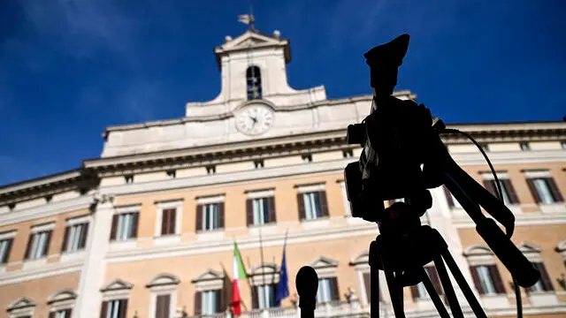 La facciata di Palazzo Montecitorio durante le consultazioni del presidente incaricato Roberto Fico, Roma, 01 febbraio 2021. ANSA/RICCARDO ANTIMIANI