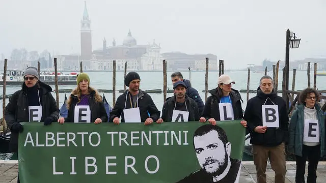 Alcuni partecipanti al flash mob per la liberazione di Alberto Trentini, il cooperante detenuto in Venezuela accusato di terrorismo, posano sulla riva di San Marco, indossando lo slogan Free Alberto e mostrando uno striscione con l’hashtag #freealberto, Venezia 31 gennaio 2025. ANSA/ANDREA MEROLA