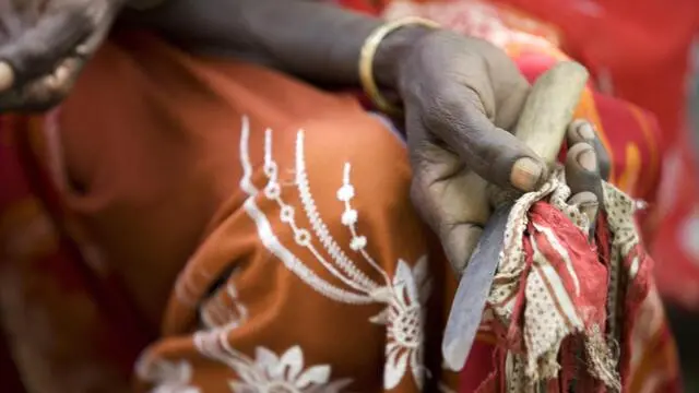 An undated handout picture made available by The United Nations Children's Fund (UNICEF) on 05 February 2016 shows a former excisor, a practitioner who performs female genital mutilation/cutting (FGM/C), holding the tool she used to perform the procedure at a community meeting in Kabele Village, in Amibara District, Afar Region, Ethipia. ANSA / EPA / UNICEF - HOLT +++MANDATORY CREDIT: UNICEF/HOLT+++ (simbolica, generica, infibulazione, infibulazioni, mutilazioni genitali femminili, mutilazione genitale femminile)