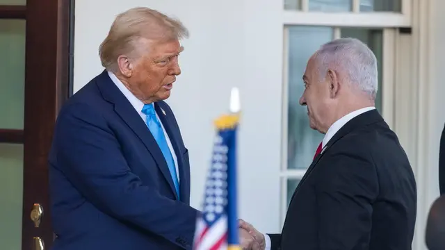 epa11875514 US President Donald Trump (L) greets Israeli Prime Minister Benjamin Netanyahu (R) as he arrives for a bilateral meeting with the president outside the West Wing of the White House in Washington, DC 04 February 2025. The two are expected to discuss plans for a cease-fire in Gaza. It is President Trump's first meeting at the White House with a world leader since he returned to the White House. EPA/JIM LO SCALZO