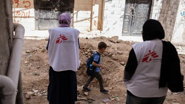 After the 10-day incursion that took place in Jenin from 28 August to 8 September, MSF teams resumed their psychological first-aid activities in the refugee camp. Salwa and Rahma visit the camp weekly to meet the residents and make assessments on their mental health and evolution. “The level of destruction keeps becoming bigger, and the psychological impact is huge” explains Rahma, “many residents believe that what is happening in Gaza will happen as well in the camp. Many people present with sleeping disorders, as they sleep during the day and are awaken at night”. Population cannot feel in a safe place given the brutality of the incursions and the impossibility to foresee when the next one will come. In this context, psychological treatment is challenging as the trauma is not over but ongoing.