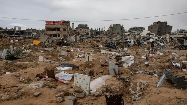 epa11876256 Temporary graves inside the destroyed Al-Shifa hospital compound in Gaza City on 05 February 2025. Israel and Hamas implemented the first phase of a hostage release and ceasefire deal on 19 January 2025. More than 46,000 Palestinians have been killed in the Gaza Strip, according to the Palestinian Ministry of Health, since Israel launched a military campaign in the strip in response to a cross-border attack led by the Palestinian militant group Hamas on 07 October 2023, in which about 1,200 Israelis were killed and more than 250 taken hostage. EPA/HAITHAM IMAD