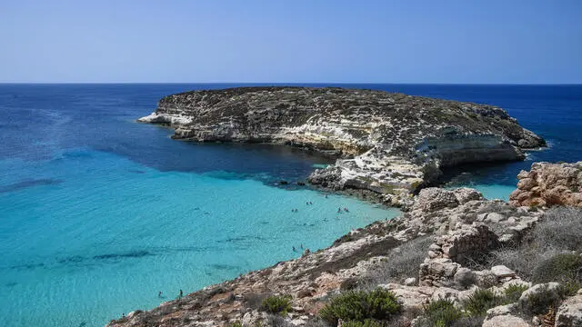 La spiaggia dei Conigli, isola di Lampedusa, 5 agosto 2020. ANSA/ALESSANDRO DI MEO