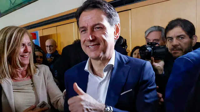 Il leader del M5s Giuseppe Conte saluta alcuni militanti durante l’assemblea costituente del Movimento Cinque Stelle ‘’Nova - Partecipa, Innova, Decidi’’, Palazzo dei Congressi, Roma 23 novembre 2024. ANSA/FABIO FRUSTACI