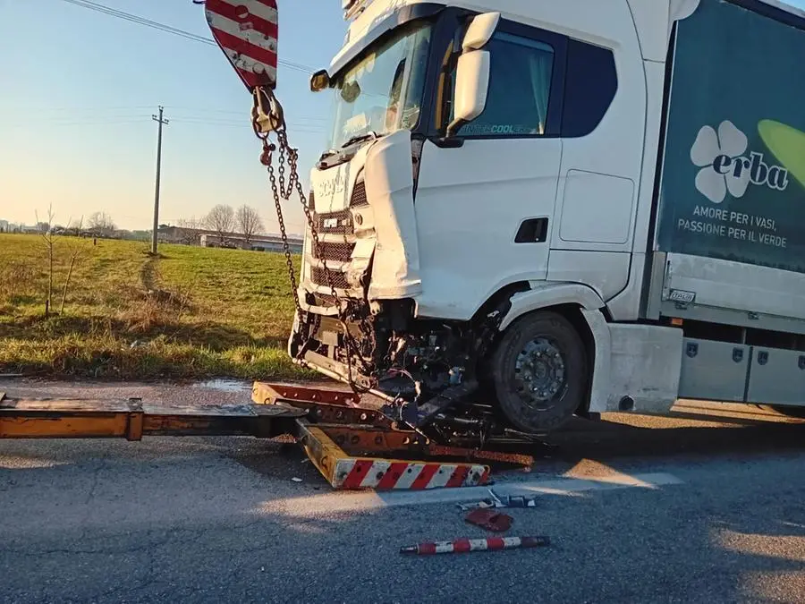 I mezzi coinvolti nell'incidente a Capriolo