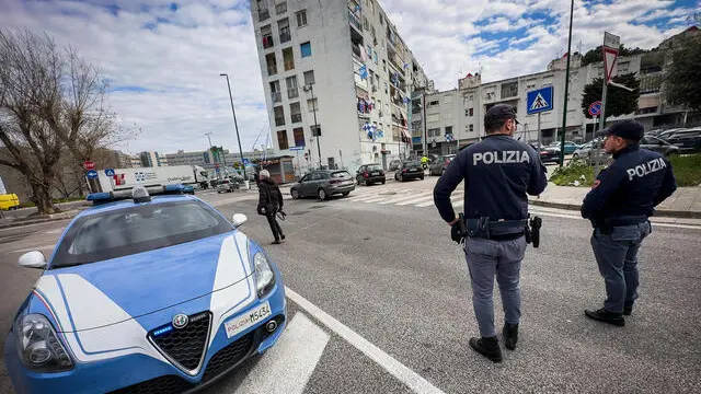 Agenti della Polizia di Stato sul luogo dell’ agguato avvenuto ieri sera a Napoli dove, nel quartiere Ponticelli, un uomo è stato assassinato a colpi di pistola. Napoli 23 Gennaio 2023. ANSA/CESARE ABBATE