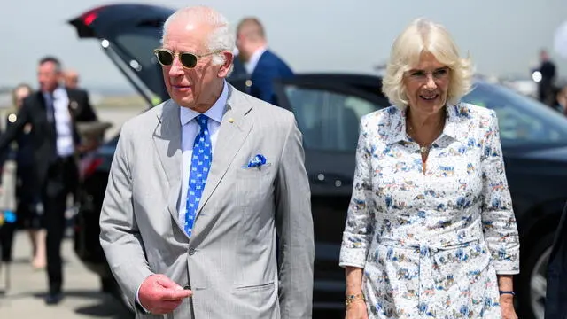 epa11676508 Britain's King Charles III (L) and Queen Camilla are seen as they arrive for their official departure from Australia at Sydney Kingsford Smith Airport in Sydney, Australia, 23 October 2024. King Charles III and Queen Camilla will fly to Samoa to attend the Commonwealth Heads of Government Meeting (CHOGM). EPA/BIANCA DE MARCHI / POOL NO ARCHIVING AUSTRALIA AND NEW ZEALAND OUT