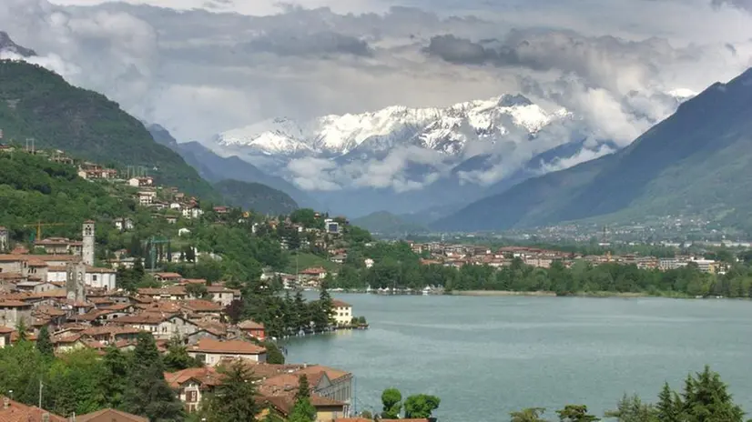 Una veduta di Lovere e della valle Camonica © www.giornaledibrescia.it