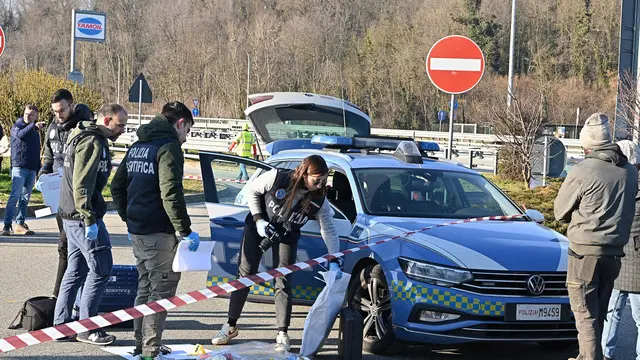 Forze dell'ordine eseguono i rilevi alla stazione di servizio di Viverone sud sulle armi utilizzate dall'aggressore e dagli agenti di polizia, 6 Febbraio 2025 ANSA/ALESSANDRO DI MARCO