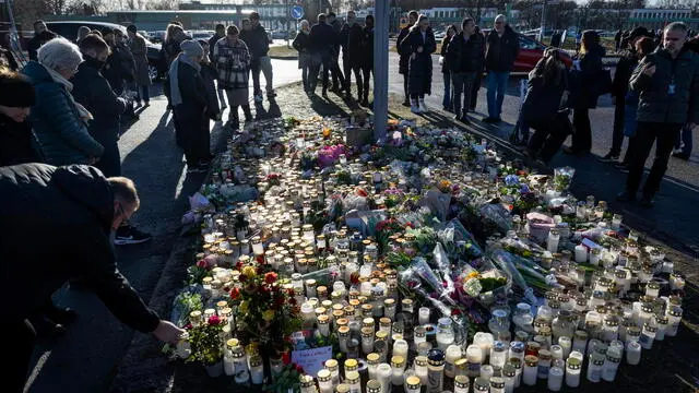 epa11879697 Mourners leave flowers and candles at the memorial site outside the school after the shooting in Risbergska school in Orebro, Sweden, 06 February 2025. According to police, at least 11 people were killed and several others were injured after a shooting at the Risbergska School on 04 February. EPA/Christine Olsson SWEDEN OUT