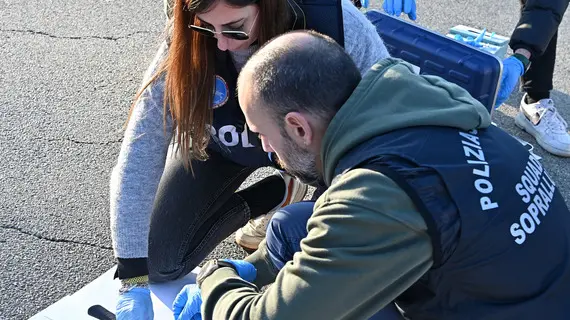 Forze dell'ordine eseguono i rilevi alla stazione di servizio di Viverone sud sulle armi utilizzate dall'aggressore e dagli agenti di polizia, 6 Febbraio 2025 ANSA/ALESSANDRO DI MARCO