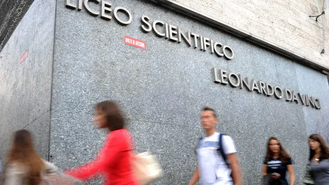 studenti del liceo scientifico Leonardo Da Vinci in cui è stato inserito il nuovo indirizzo "musicale" questa mattina, lunedì 13 settembre, in attesa di ientrare in classe per il primo giorno di scuola-ANSA/MILO SCIAKY