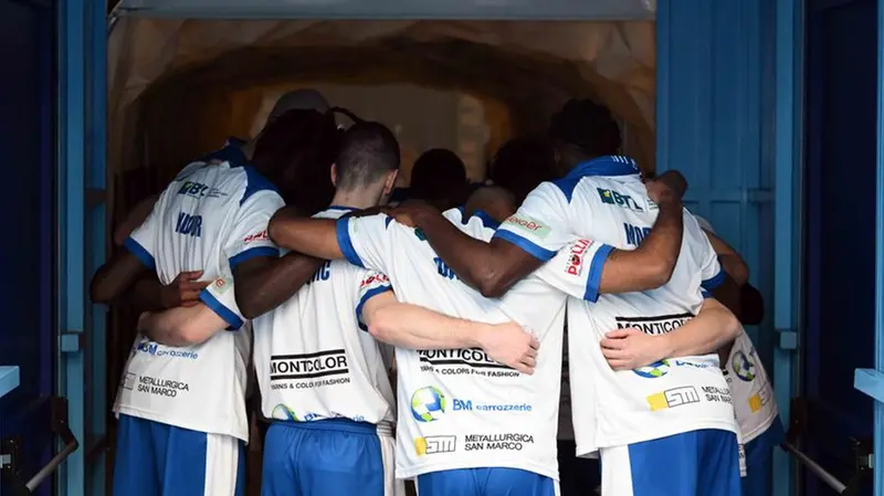 La Germani nel 'tunnel' al PalaBarbuto di Napoli - © www.giornaledibrescia.it