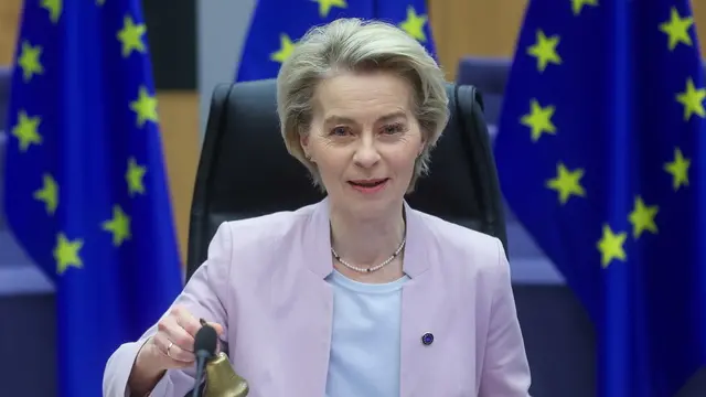 epa11875871 European Commission President Ursula von der Leyen rings the bell at the start of a meeting of the College of Commissioners in Brussels, Belgium, 05 February 2025. The European Commission will present on the day a communication on tackling challenges with e-commerce platforms. EPA/OLIVIER HOSLET