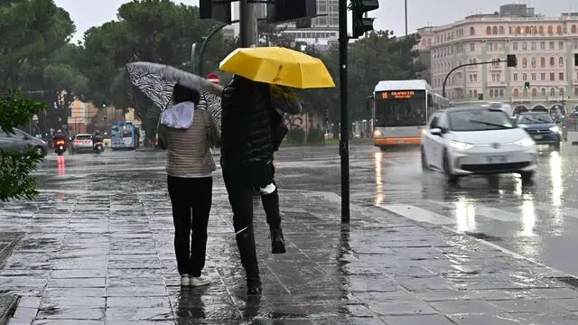 Piove forte a tratti, allagamenti diffusi sul territorio ligure. Scuole chiuse in via precauzionale in molti comuni, allerta arancione nel centro della regione, mentre nel Tigullio e nello spezzino il livello di allerta erossa per i grandi bacini dell'Entella.e del Magra.Genova, 08 ottobre 2024. ANSA/LUCA ZENNARO