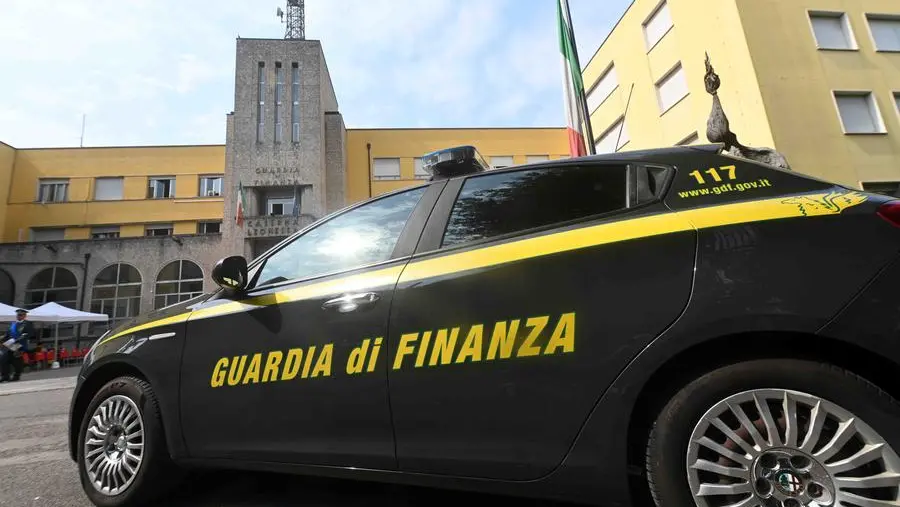 L'operazione della Guardia di Finanza - © www.giornaledibrescia.it