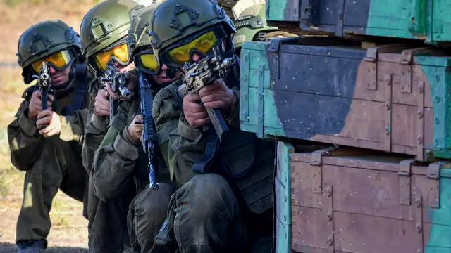 epaselect epa11642430 Russian contract servicemen attend a military training of the assault units at a ground training range in the Rostov-on-Don region in southern Russia, 04 October 2024. Russian troops have taken control of the Ukrainian town of Ugledar and five other settlements in the special military operation zone in a week, the Russian Defense Ministry reports. EPA/ARKADY BUDNITSKY