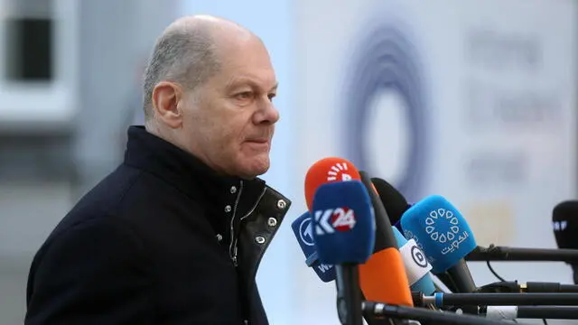 epa11872101 German Chancellor Olaf Scholz talks to the media as he arrives to attend the EU leaders' informal meeting on European defense at the Palais d'Egmont in Brussels, Belgium, 03 February 2025. The EU leaders gather to discuss how to strengthen European defense capabilities. EPA/OLIVIER HOSLET