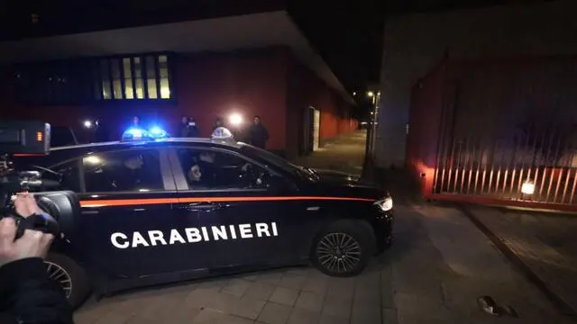 I carabinieri davanti la casa in zona Bicocca dalla quale Jhoanna Nataly Quintanilla Valle, baby sitter 40enne di El Salvador, e' scomparsa nella notte tra il 24 e il 25 gennaio scorso, Milano, 07 febbraio 2025. Oggi la Procura di Milano ha disposto un fermo per omicidio volontario aggravato e soppressione e occultamento di cadavere a carico del compagno della donna, Pablo Gonzalez Rivas, 48 anni. ANSA/ PAOLO SALMOIRAGO