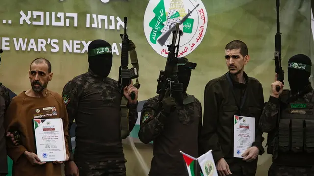 epaselect epa11882185 Palestinian fighters from Hamas's Izz ad-Din al-Qassam Brigades escort Israeli hostages Ohad Ben-Ami (unseen), Or Levi (R) and Eli Sharabi (L) onto the stage before handing them over to a Red Cross team in Deir al-Balah, central Gaza, 08 February 2025. In exchange, Israel will release 183 Palestinian prisoners and detainees. EPA/HAITHAM IMAD