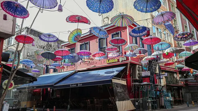 epa08341651 A cat walks past empty pubs at Kadikoy district amid the ongoing coronavirus COVID-19 pandemic in Istanbul, Turkey, 03 April 2020. Turkey suspended all international flights and all inter-city travels are subject to local authorities' permission as part of measures to prevent the spread of the pandemic COVID-19 disease caused by the SARS-CoV-2 coronavirus. The country decided also to halt public events, temporarily shut down schools, and suspend sporting events. EPA/SEDAT SUNA