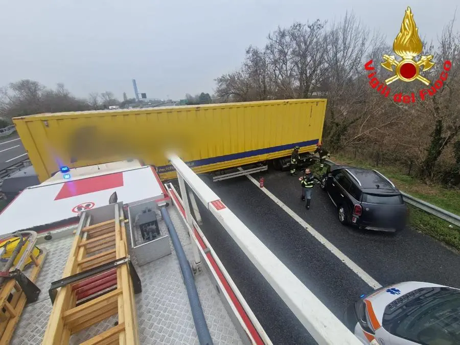 Il camion in mezzo all'autostrada