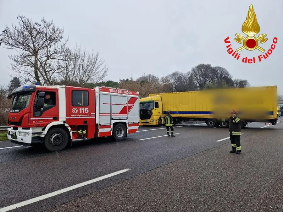 Il camion in mezzo all'autostrada