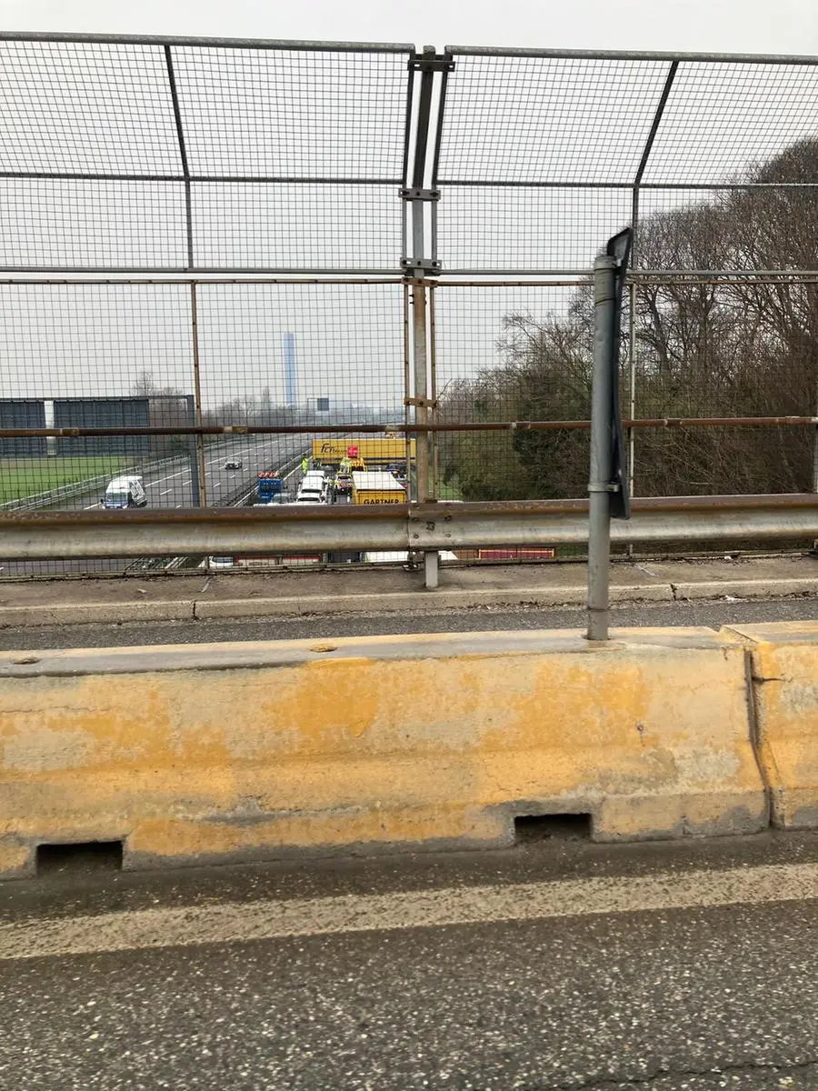 Il camion in mezzo all'autostrada