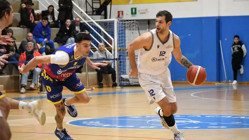 Il capitano di Iseo Mirko Gentili (a sinistra) e Matteo Motta della Gardonese