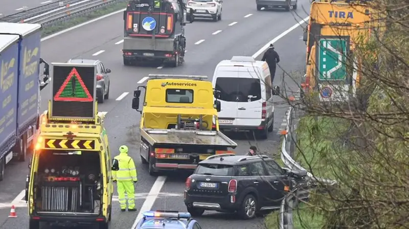 Camion di traverso in mezzo all’autostrada, traffico in tilt sulla A4 ...