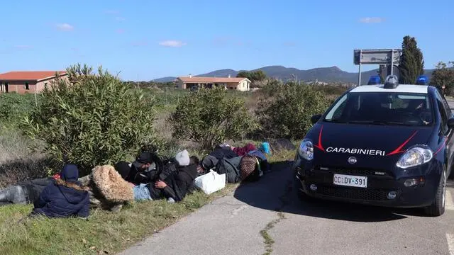 Dodici migranti, tutti uomini, sono sbarcati sulla spiaggia di Porto Pino, Sant'Anna Arresi, sulla costa sud occidentale della Sardegna, 17 febbraio 2019. Sul posto, in località Is Pillonis, i carabinieri di Giba e Calasetta. ANSA/ FABIO MURRU