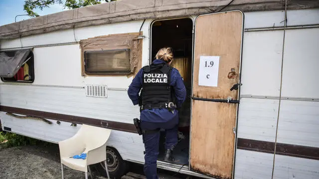 Demolizione del campo rom di via Bonfadini da parte della Polizia Locale dopo la scoperta di una rete criminale per lo smaltimento illegale dei rifiuti - Milano 4 Maggio 2021 Ansa/Matteo Corner