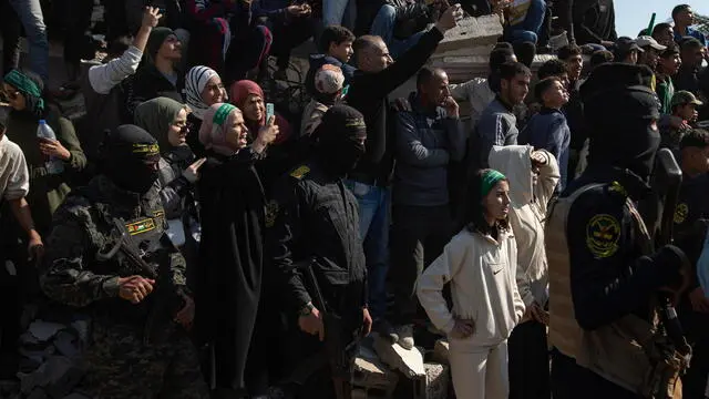 epa11863701 Palestinian civilians and militants gather for the release of hostages, as part of a ceasefire and prisoner exchange deal between Hamas and Israel, in Khan Younis, southern Gaza Strip, 30 January 2025. Hamas was set to free eight hostages on the day, with Israel releasing 110 Palestinian prisoners in exchange. This marks the third such exchange in the first phase of an Israeli-Hamas hostage release and ceasefire deal implemented on 19 January 2025. EPA/HAITHAM IMAD