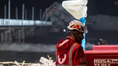 La Nave Guang Rong di oltre 100 metri di lunghezza, forse a causa del forte vento e delle onde alte si è scontrata con la banchina del pontile di Marina di Massa che in parte è crollato. A bordo della nave 13 membri dell’equipaggio tutti portati in salvo, Marina di Massa 28 gennaio 2025. ANSA/RICCARDO DALLE LUCHE