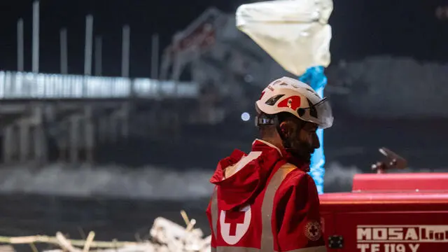 La Nave Guang Rong di oltre 100 metri di lunghezza, forse a causa del forte vento e delle onde alte si è scontrata con la banchina del pontile di Marina di Massa che in parte è crollato. A bordo della nave 13 membri dell’equipaggio tutti portati in salvo, Marina di Massa 28 gennaio 2025. ANSA/RICCARDO DALLE LUCHE