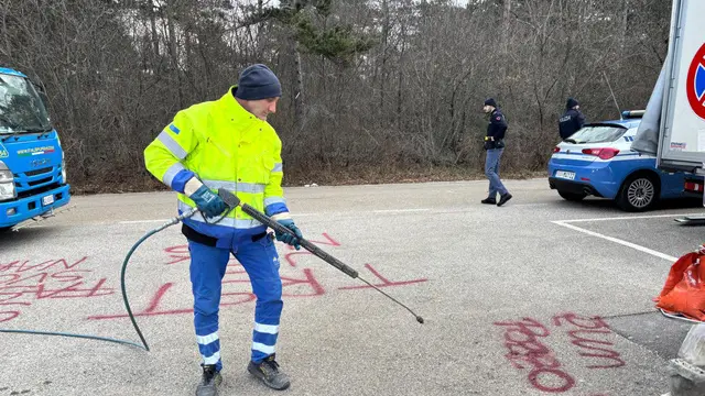 alcune immagini e video dalla foiba di Basovizza imbrattata con scritte offensive nella notte. Presente la sottosegretaria all’Istruzione Paola Frassinetti e l’assessore regionale Fvg Fabio Scoccimarro. Una scolaresca è in visita al centro di documentazione