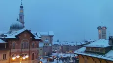 +++ ANSA PROVIDES ACCESS TO THIS HANDOUT PHOTO TO BE USED SOLELY TO ILLUSTRATE NEWS REPORTING OR COMMENTARY ON THE FACTS OR EVENTS DEPICTED IN THIS IMAGE; NO ARCHIVING; NO LICENSING +++ Nell'immagine tratta da una webcam su internet la nevicata che sta interessando Asiago (Vicenza), 02 gennaio 2015. ANSA/WEBCAM INTERNET