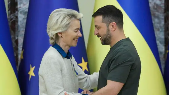 epa11727521 (FILE) - Ukrainian President Volodymyr Zelensky (R) and European Commission President Ursula Von der Leyen (L) shake hands during their joint press conference in Kyiv, Ukraine, 20 September 2024 (reissued 18 November 2024). Ukrainian President Zelensky is expected to address the European Parliament (EP) from Kyiv on 19 November 2024, in an extraordinary plenary session marking 1,000 days of Russia's full-scale invasion of Ukraine, which began on 24 February 2022. EPA/SERGEY DOLZHENKO