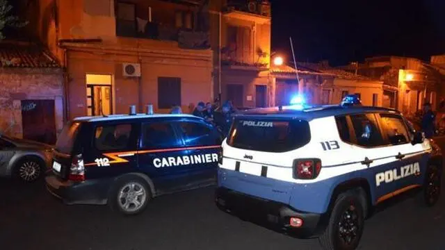 Un momento di 'operazione antimafia condotta da Polizia di Stato e Carabinieri nei confronti della 'Stidda' di Vittoria, con l'arresto di oltre una decina di indagati, Comiso (RG). I reati ipotizzati a vario titolo sono associazione mafiosa, estorsioni e intestazione fittizia di beni. Sono 102 gli operatori della Polizia di Stato impiegati per le catture: 58 della Squadra Mobile di Ragusa, 4 del Reparto Volo di Palermo, 16 delle Unità Cinofile di Catania e Palermo, 12 del Reparto Prevenzione Crimine Sicilia Orientale, 8 della Polizia Scientifica della Questura di Ragusa e 14 dei Commissariati di Vittoria e Comiso. I carabinieri impegnati sono 60: 44 del Comando Provinciale di Ragusa, 4 del Nucleo Elicotteri di Catania e 2 Nucleo Elicotteri di Nicolosi. ANSA/ UFFICIO STAMPA/ POLIZIA DI STATO +++ NO SALES, EDITORIAL USE ONLY +++