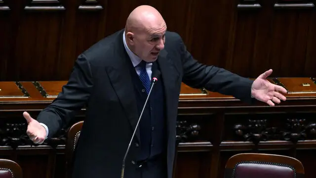 Il ministro della Difesa, Guido Crosetto, durante le comunicazioni per la proroga dell'autorizzazione alla cessione di mezzi, materiali ed equipaggiamenti militari in favore dell'Ucraina, nell'aula della Camera, Roma, 22 gennaio 2025. ANSA/ETTORE FERRARI