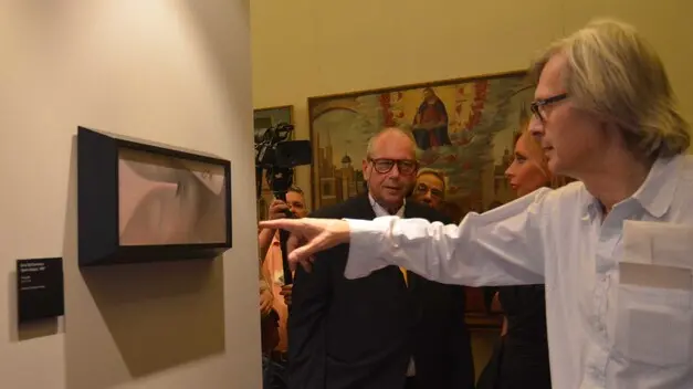 Vittorio Sgarbi indica un senza titolo dell'artista Gino De Dominicis, opera della mostra "Gino De Dominicis, Teoremi Figurativi" presentata questa sera, 4 giugno 2011, dal critico Vittorio Sgarbi alla galleria Franchetti della Cà D'Oro, in occasione di Biennale Arte 54°. ANSA/ANDREA MEROLA