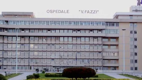 Un ragazzo di 21 anni, di Lequile, è ricoverato in prognosi riservata nell'ospedale 'Vito Fazzi' di Lecce - ma non è in pericolo di vita - dopo essere stato aggredito con calci e pugni mentre si trovava con un amico nel centro storico del capoluogo salentino, nei pressi di un bar. E' accaduto in via dei Verardi. Ad aggredire il 21enne sarebbero stati in due che avrebbero prima insultando il ragazzo per futili motivi, poi sarebbero passati alle vie di fatto, colpendolo con calci e pugni. Quindi, sarebbero fuggiti. ANSA / ARCHIVIO