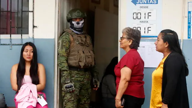 epa11884649 Women wait in line to vote during the presidential and legislative elections in Olon, Ecuador, 09 February 2025. The general voting for the presidential and legislative elections in Ecuador began with more than 13.7 million voters called to the polls to elect their authorities for the period 2025-2029, with the current president, Daniel Noboa, and the candidate from the Correismo movement, Luisa Gonzalez, as the favorites for the presidency. EPA/CARLOS DURAN ARAUJO