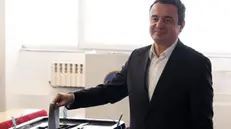 epa11884033 Incumbent Prime Minister and leader of 'Vetevendosje' party, Albin Kurti, casts his ballot during the parliamentary elections in Pristina, Kosovo, 09 February 2025. About two million voters are eligible to vote for the 120 seats in Kosovo's parliament, 20 of which are reserved for ethnic Serbs and other minorities. EPA/GEORGI LICOVSKI