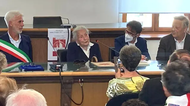La partigiana Paola Del Din, 99 anni, medaglia d'oro al valor militare e prima donna paracadutista militare italiana, oggi a un incontro organizzato a Tolmezzo, in provincia di Udine, dall'associazione partigiani Osoppo, coinvolgendo il Comune di Tolmezzo e l'Anpi, 29 Luglio 2023. ANSA/ALBERTO ROCHIRA