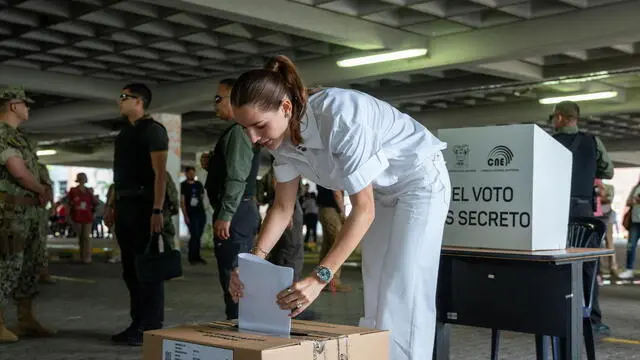 epa11885043 Lavinia Valbonesi, wife of the president of Ecuador, Daniel Noboa, casts her vote during Ecuador's presidential and legislative elections in Guayaquil, Ecuador, 09 February 2025. The general voting for the presidential and legislative elections in Ecuador began with more than 13.7 million voters called to the polls to elect their authorities for the period 2025-2029, with the current president, Daniel Noboa, and the candidate from the Correismo movement, Luisa Gonzalez, as the favorites for the presidency. EPA/MAURICIO TORRES